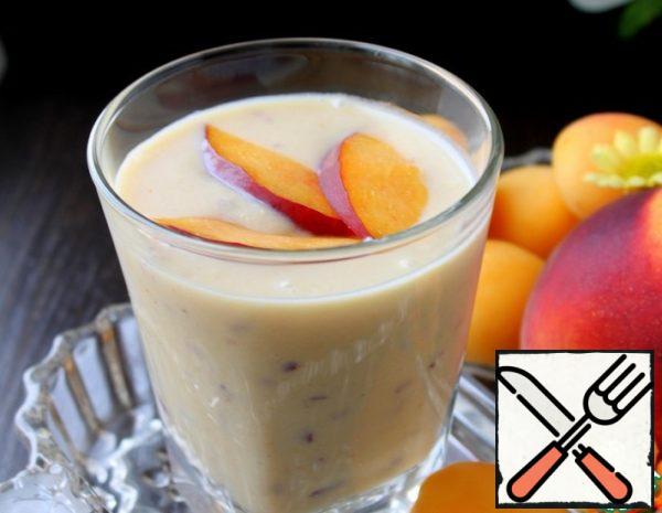 Pour into a glass, garnish with peach slices and serve immediately.
