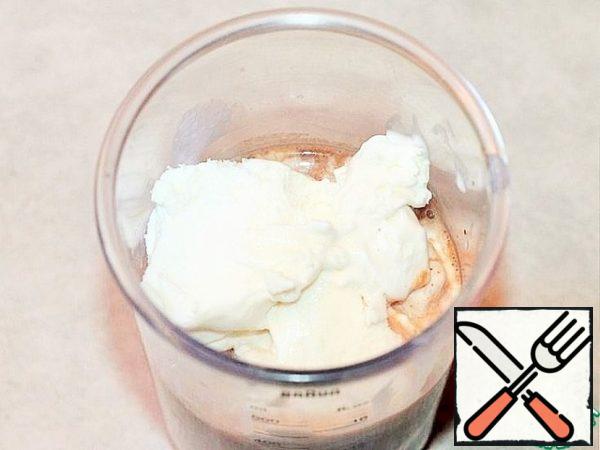 Add the ice cream and the remaining milk. Whisk at a slow speed until foam forms and pour into glasses. The foam can be sprinkled with chocolate chips.
