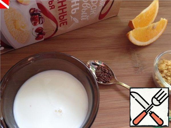 Prepare the necessary ingredients: milk, honey (maple syrup), freshly squeezed orange juice. Chop the flax seeds a little.
