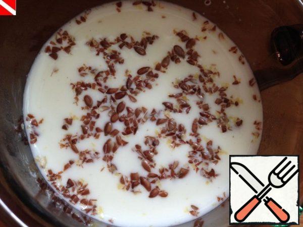 Preheat the milk, add the flax seeds, let it brew for 5-7 minutes.
