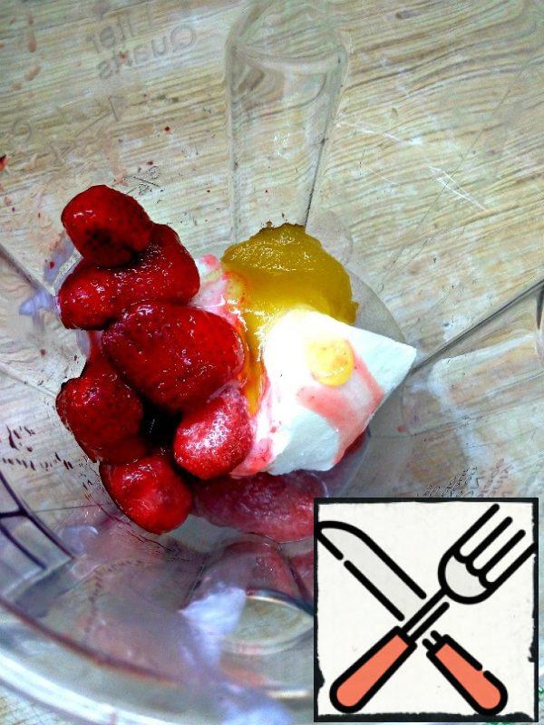 In the glass blender put an ice cream, add strawberries (I used frozen) and honey.
