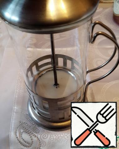 Pour the milk with cream into the French press and, intensively lowering and raising the piston, beat the milk, the foam will begin to form.
The second option-take the nozzle for the submersible blender and beat the milk with a blender.