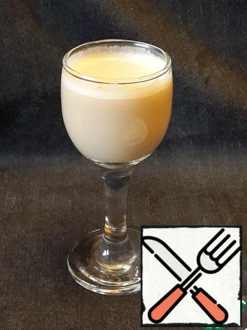 To the hot milk foam in the Cup, pour in the liqueur.
It can be cream or chocolate liqueur (find out what your lady likes).