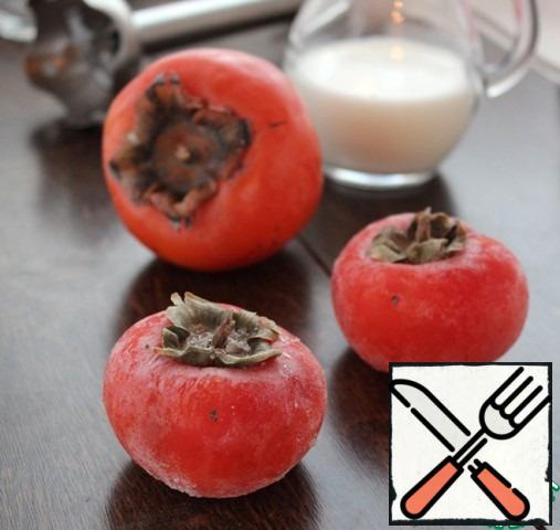 All you need for a cocktail is persimmon and milk. Persimmons need to take a ripe, soft. You can use frozen, pre-thawed.
