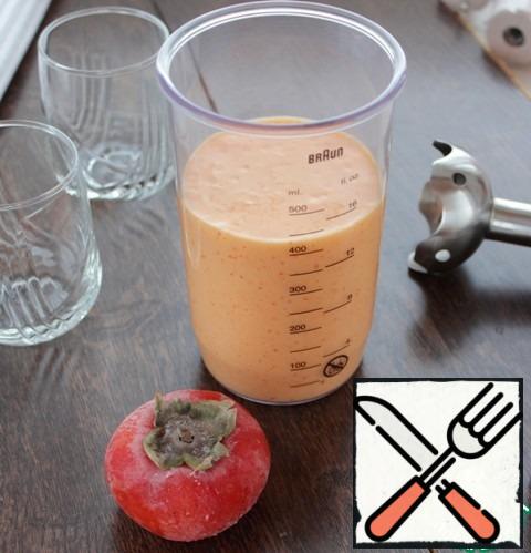 If persimmon with a bone, remove the bones and peduncle, put the pulp of persimmon in the bowl of the blender, puree, add milk and blend with a blender. The consistency of the cocktail can be adjusted with milk, add more.