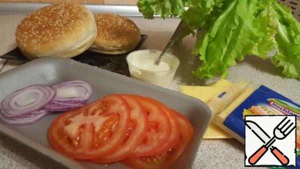 Prepare the ingredients.
Onions cut into thin rings ( this is important)
Tomato is also cut into thin rings.
Mix sour cream and mustard.