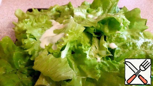 Form a salad.
Put the fresh salad on a plate and sprinkle it with sauce.
