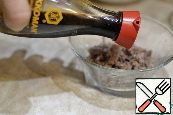 Add soy sauce to the fried minced meat.