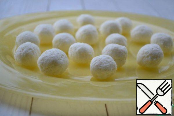 Prepare the cheese balls. Grate the cheese on a fine grater, add chopped garlic and mayonnaise. Mayonnaise can be replaced with yogurt, and garlic with pepper.
