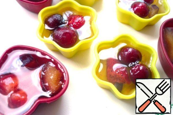 Fruit and berry ice
Any fruit-berries laid out on molds and pour the juice - remove the freezer.
If the ice is needed for a large number of guests - lay fruit and berries in silicone molds for cupcakes and pour the juice.