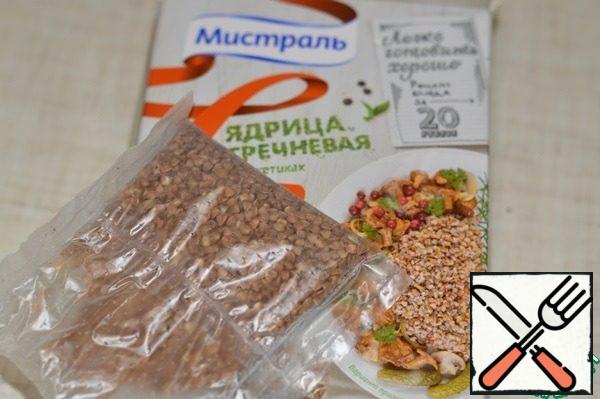 Cook buckwheat according to the instructions on the package.