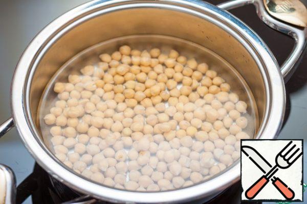 In the morning, rinse the chickpeas, put the Zepter in a saucepan and pour water from the ratio of 1:2. Do not add salt!

