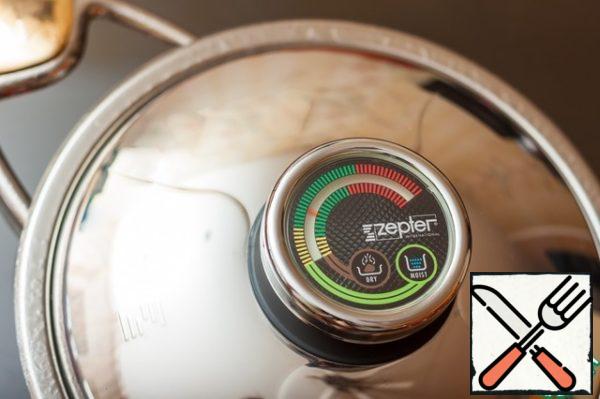 Close the lid and put it on medium heat. Cook for 15 minutes, the arrow on the thermostat should not go beyond the green field.

