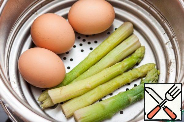 Take out the steamer, cover the pan with chickpeas with a lid and leave it to cook under the lid for about 25-30 minutes. You can turn off the heat early and leave the chickpeas to cook under the lid for another 15 minutes. Put the eggs in cold water.
