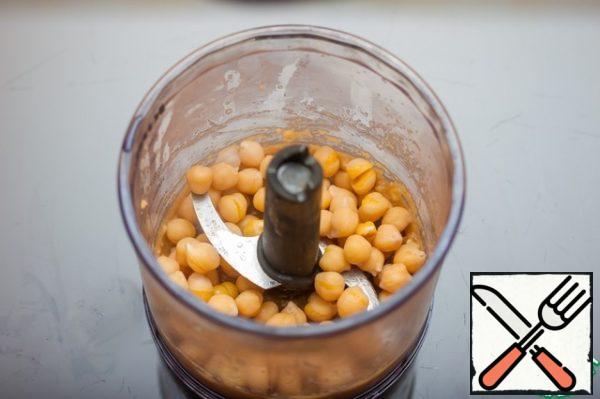Add the finished chickpeas in portions to the sesame paste and grind into a homogeneous mass *. Periodically pour chickpea broth (I took about 150 ml). Add salt and lemon juice to taste.
** If you remove the skin from the laptop, the hummus will become smoother and more uniform in structure.
