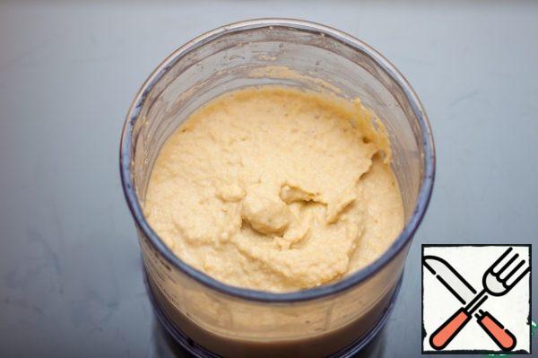 The finished hummus resembles thick sour cream in consistency.
