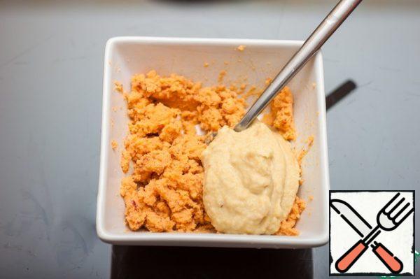 Add 1 tbsp of cooked hummus, mix well. To taste it, you need to add more salt.
Fill the egg halves with the resulting mass, sprinkle a little olive oil, sprinkle with paprika or hot pepper. Serve asparagus and hummus separately.