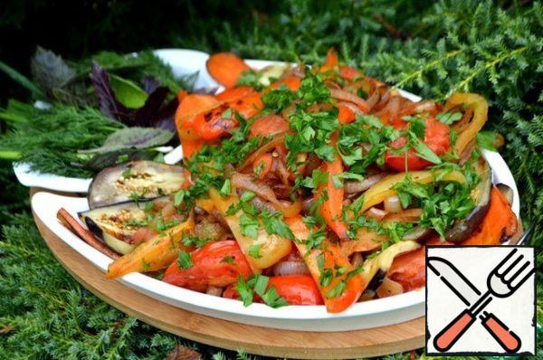 Finely chop the parsley. Put the vegetables on the eggplant, sprinkle with chopped parsley (or coriander, if you want), leave to soak for 10 minutes. Serve warm to the barbecue. It is a completely independent dish, delicious and cold, so you can prepare it in advance and take it with you on a picnic. Heat it easily on the grill, wrapped in foil.