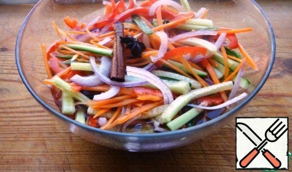 Put the vegetables in a bowl, pour the marinade and mix. Let cool completely and refrigerate for five hours. During this time, mix several times. Try! An hour is enough for someone, and someone will like it after an eight-hour pickling. I named the time I like the most.
