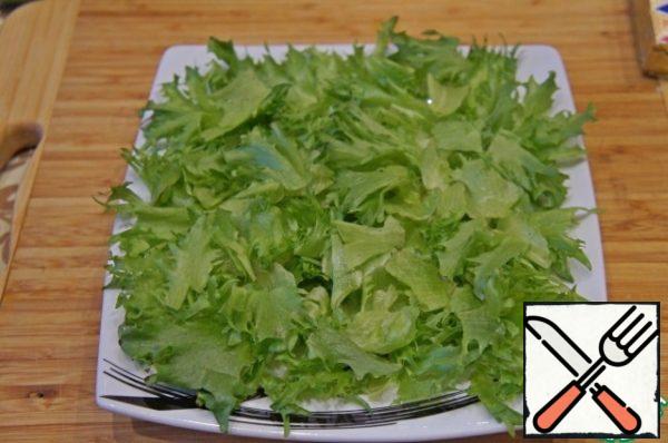 Cut the salad (I had cheese) into pieces with my hands and put it on a flat plate with the first layer.
