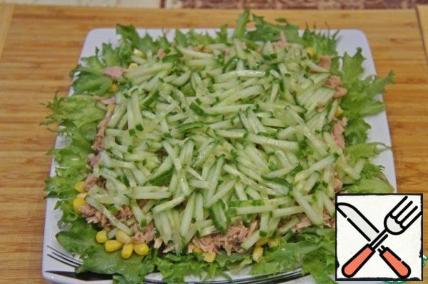 Then lay out the cucumber, cut into thin strips.
