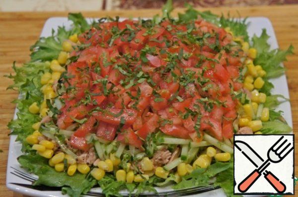 Put the tomatoes on the cucumber, diced, after removing the seeds from them.
Lightly sprinkle the layer with chopped herbs.