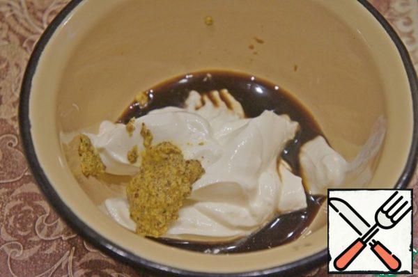 In a small bowl, mix a whisk of sour cream, soy sauce and mustard.