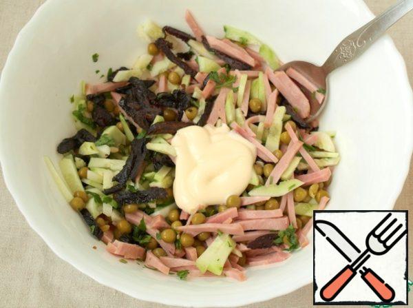 Season the salad with mayonnaise, pepper and salt if desired.