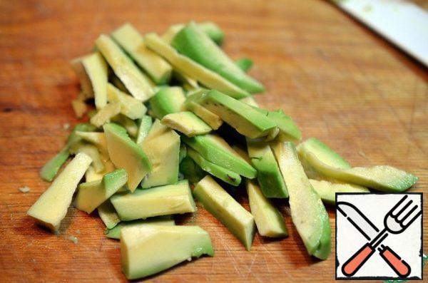 Peel the avocado, cut into strips.
