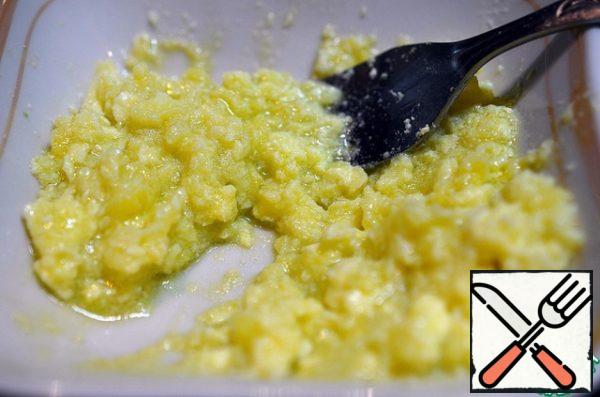 For filling the yolks mash with a fork, add oil, soy sauce. Stir. If necessary, add more oil if the filling is thick.