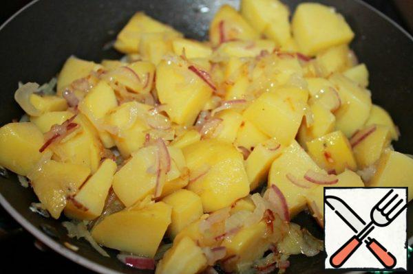 Peel potatoes, cut into large cubes, send to the onion. Leave on the heat for a few minutes, stirring occasionally.