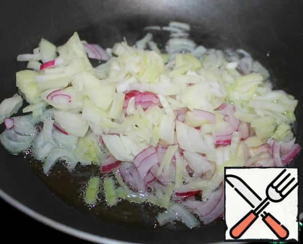 On the other pan, heat a little vegetable oil, fry it in a finely chopped onion (for contrast, I took half and half of the red onion).