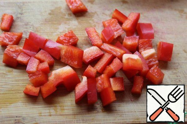 I cut the pepper into small cubes. The rest of the vegetables will suffer the same fate : -): cherry tomatoes cut into halves, cucumbers - lengthwise and thin slices.
