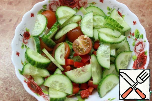 Put all the vegetables in a bowl.
