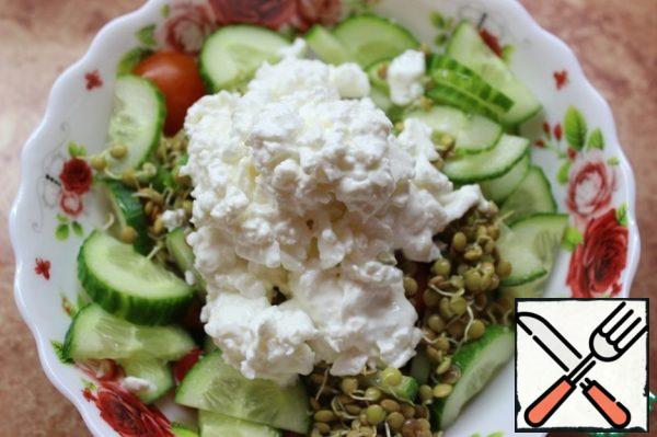 Then add the grainy cottage cheese in cream. Here it is - the replaced ingredient! A friend had cottage cheese ordinary, dense, with a long shelf life. The salad was rather dry. I replaced it with ready-made cottage cheese in cream. I highly recommend using it!!! Such cottage cheese can now be found ready-made in many stores. In his presence, apparently, lies the secret of the magical taste.
