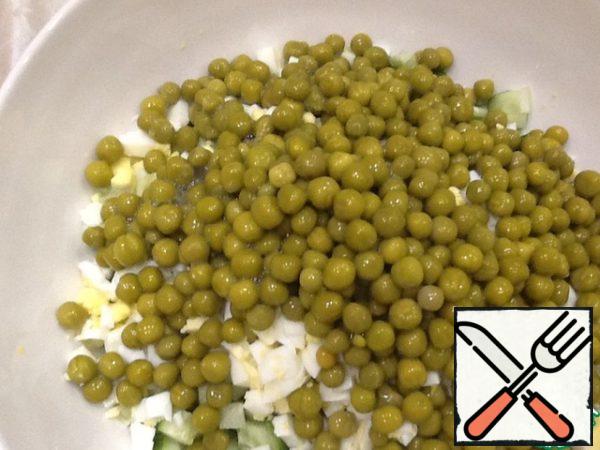 Open a jar of peas (245 g net), drain the liquid, add to the salad bowl.
