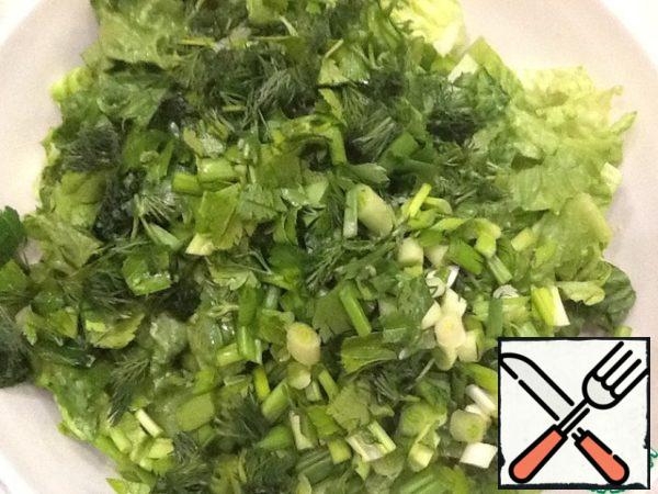 Lettuce to break it, parsley, dill and green onions finely chop.