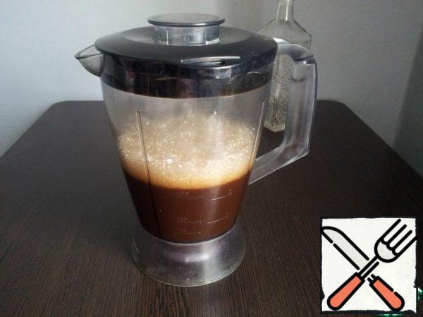 The mixture cooled to room temperature is combined with alcohol. I used a blender for this. If necessary, the drink can be filtered.
Our liquor is ready to drink.