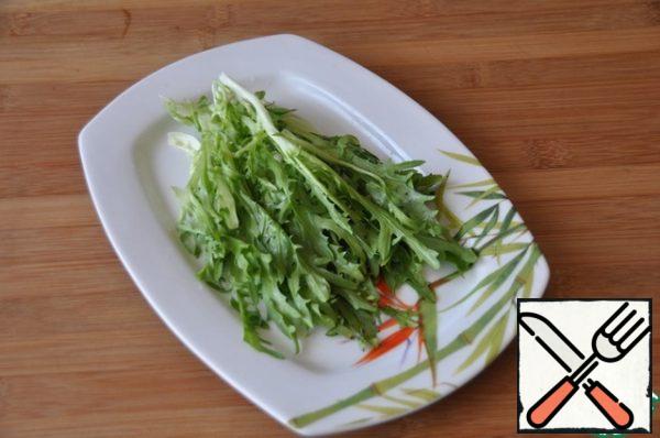 Prepare the usual vegetable salad. Arugula my, slightly dry, put on a dish.