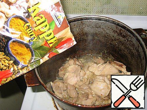 Fry chicken fillet with curry.