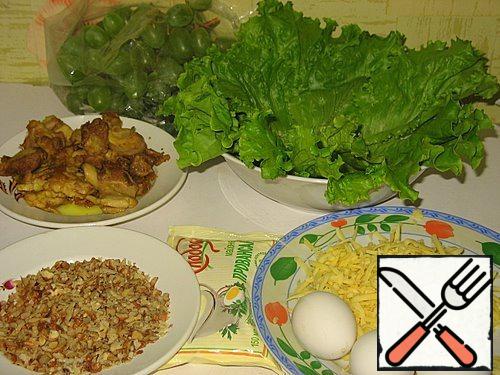 The products used to prepare for laying in a salad bowl.
Chicken fried fillet cool, cut into pieces. Boil eggs. Walnuts (almond) nuts grind. Grate the cheese.