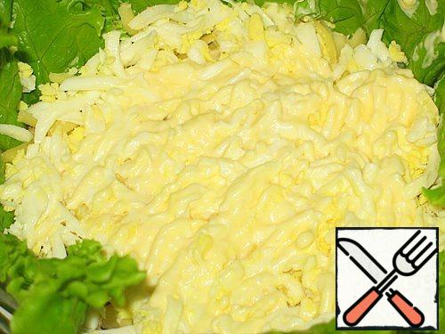 Grated eggs, mayonnaise (best to do mesh).
Do not forget to sprinkle with nuts. Layers repeat.