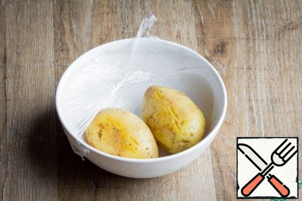 The first thing you need to cook potatoes. You can boil it or cook it in the microwave. I cook in the microwave,  first  to wash my potatoes, make several deep incisions with a knife, put in a bowl and covered with foil, put in 6-7 minutes. Ready potatoes must be cooled.