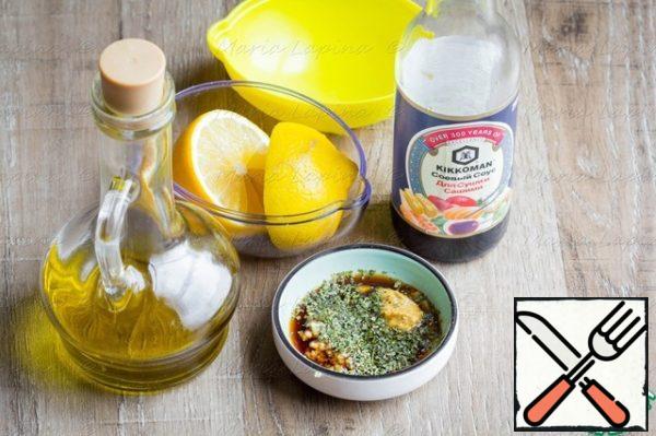 We'll prepare the refueling. Mix soy sauce, olive oil, lemon juice, mustard, parsley, pepper mixture and garlic clove squeezed through a press in a bowl.
