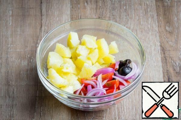 Cool potatoes cut into cubes and mix in a bowl with previously cut ingredients.