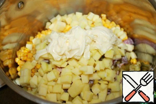 Apples peel and dice in the last turn that they do not have time to darken.
Add mayonnaise, I always use it at a minimum. According to your taste, you can slightly increase the number.