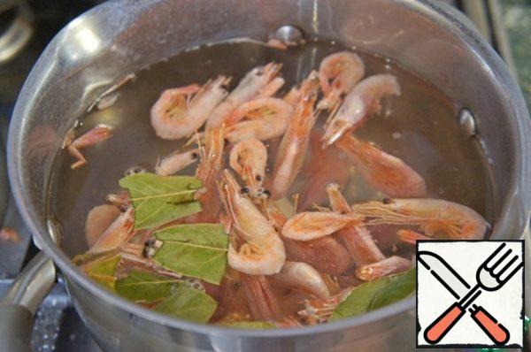 Boil shrimps for 1 minute in salted water with Bay leaf, drain and cool shrimps. Clear them of the shell.
Thoroughly wash the herbs, tomatoes and avocado. Dry.