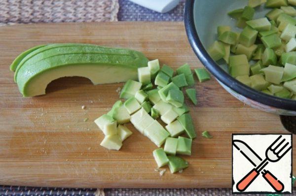 Avocado cut in half, remove the bone, remove the pulp and cut into cubes.