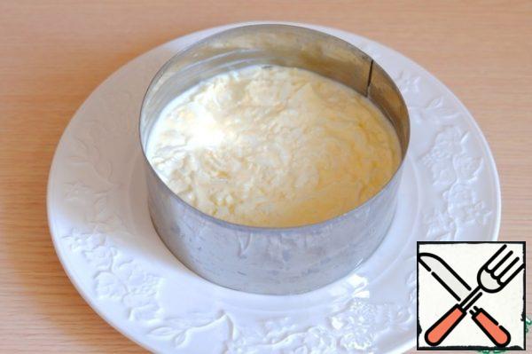 Next, lay out a layer of egg straws, smear with mayonnaise.
