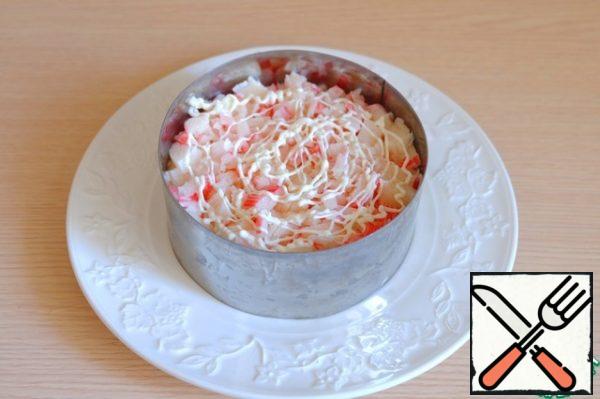 Lay out in layers, lightly smeared with mayonnaise.
